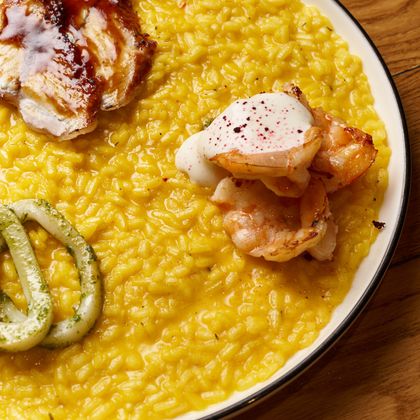 Ризотто с шафраном, кальмаром с песто, креветкой, пармезаном и угрем унаги