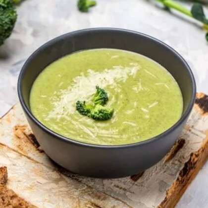 Суп-пюре -с брокколи и жареным беконом .