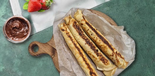 Блины с клубникой и нутеллой