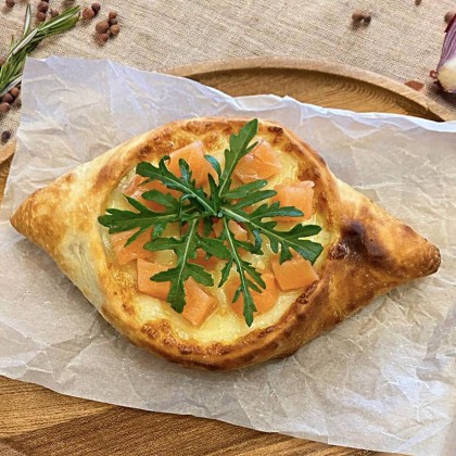 Хачапури по - аджарски мини с малосоленой семгой и рукколой
