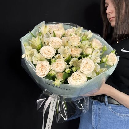 Кустовые розы с альстромерией