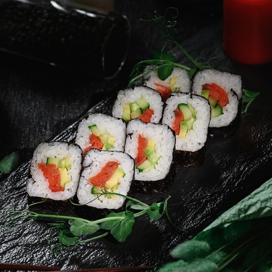 Маки с копченым лососем