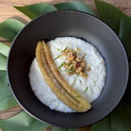 Рисовая с карамелизированным бананом и гранолой