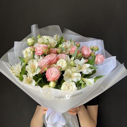 Шикарный букет премиум кустовых роз и альстромерий