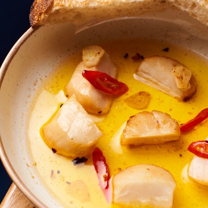 Гребешки в томленом масле с чили и чесноком