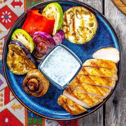 Куриное филе с овощами и соусом дзадзики