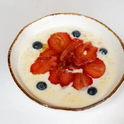 Каша рисовая с клубникой