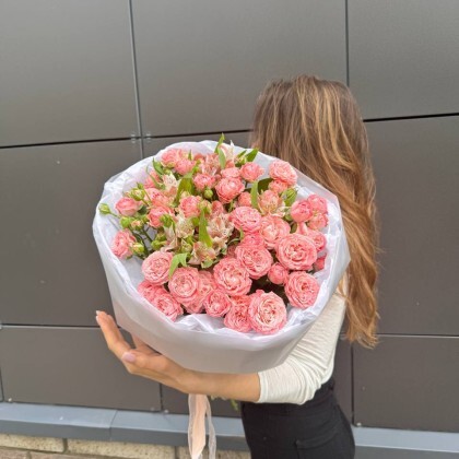 Большой букет кустовых роз и альстромерий