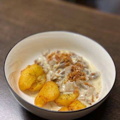 Язык в сливочно-грибном соусе с мятым картофелем