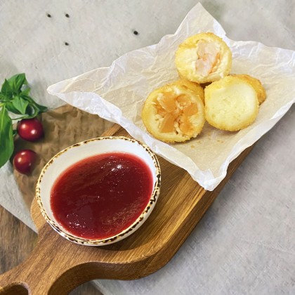 Сырные шарики с клюквенным соусом