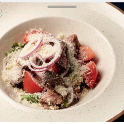 Салат со сладкими томатами и ростбифом