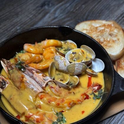 Сковорода морепродуктов в тайском соусе