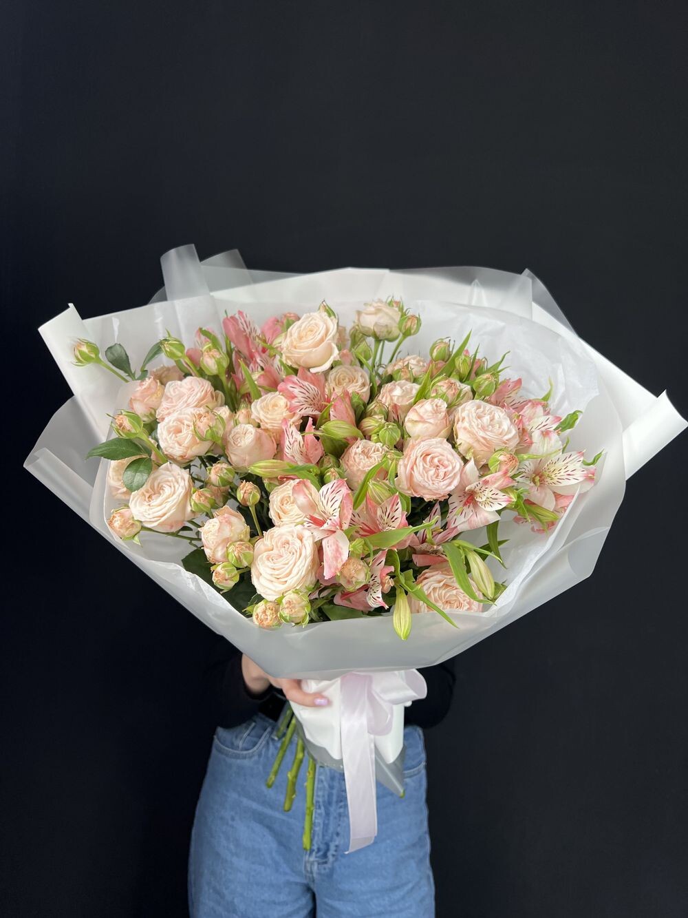 Большой букет премиум кустовых роз и альстромерии