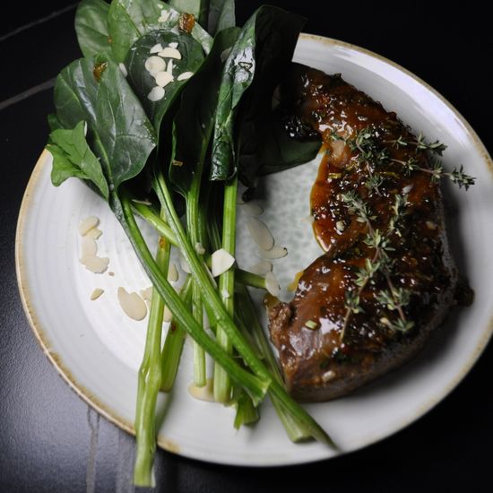 Стейк из языка с чесночно имбирным соусом