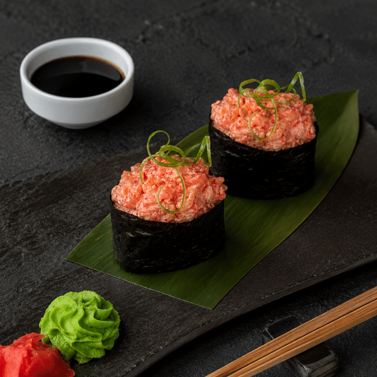 Гункан с лососем 2 шт