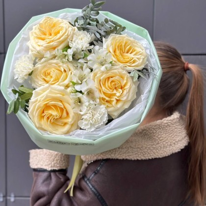 Авторский букет из роз и альстромерий "Очарование"