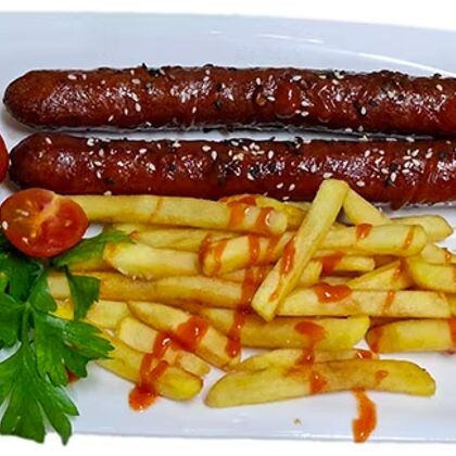 Колбаски Пражские в соусе острый чили с картофелем фри