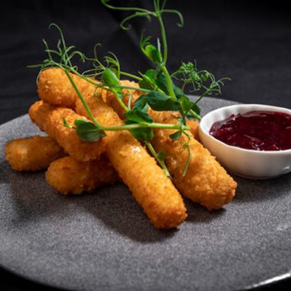 Сырные палочки с ягодным соусом