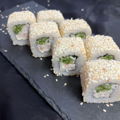 Ролл -  Калифорния в кунжуте