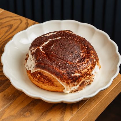 Булочка с пряной карамелью и кокосовым кремом
