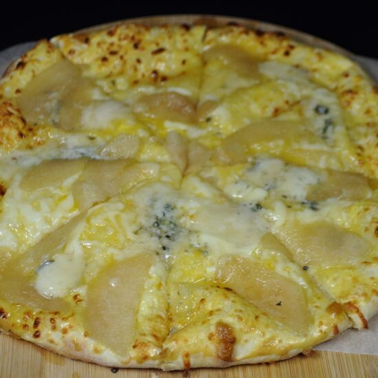 Хачапури по имеретински с грушей и сыром Дор блю