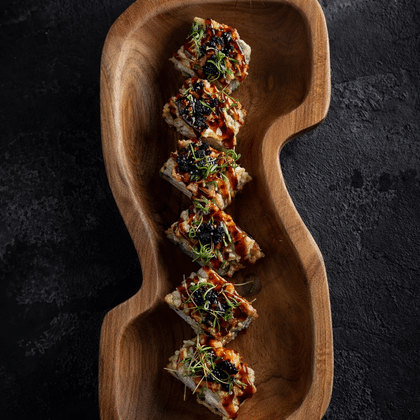 Горячий ролл с креветками, острым тунцом и сливочным сыром