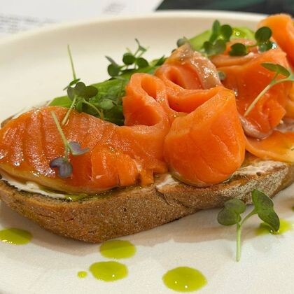 Брускетта с форелью и авокадо