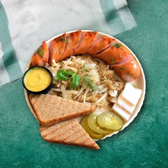 Колбаска гриль с тушеной капустой и салом