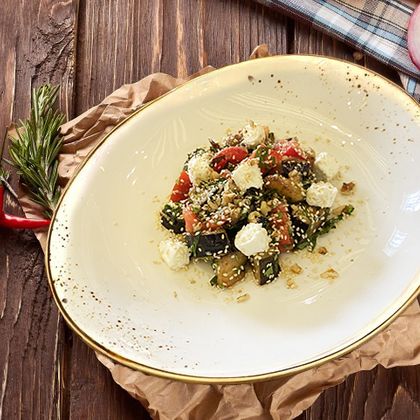 Грузинский салат с хрустящим баклажаном , сливочным сыром и грецким орехом