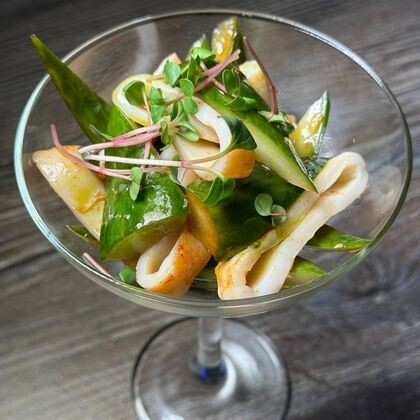 Битые огурцы с подкопченным кальмаром