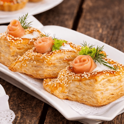 Лодочки из слоеного теста с семгой и творож сыром (1 шт)