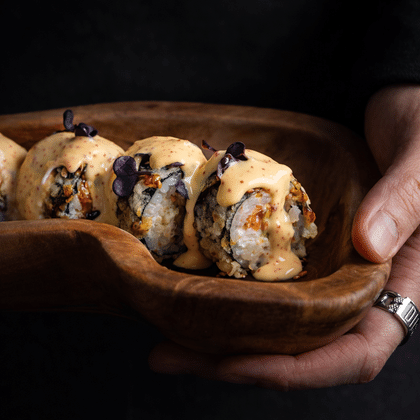 Горячий ролл с лососем, угрем и сырный спайси