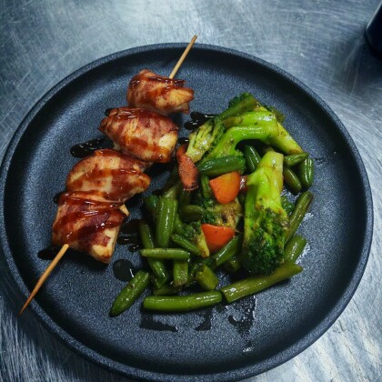 Куриный шашлычок в беконе