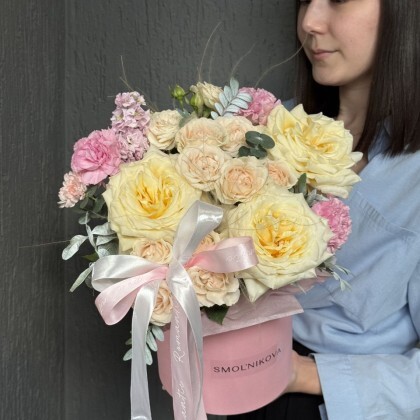 Яркая композиция из цветов в шляпной коробке