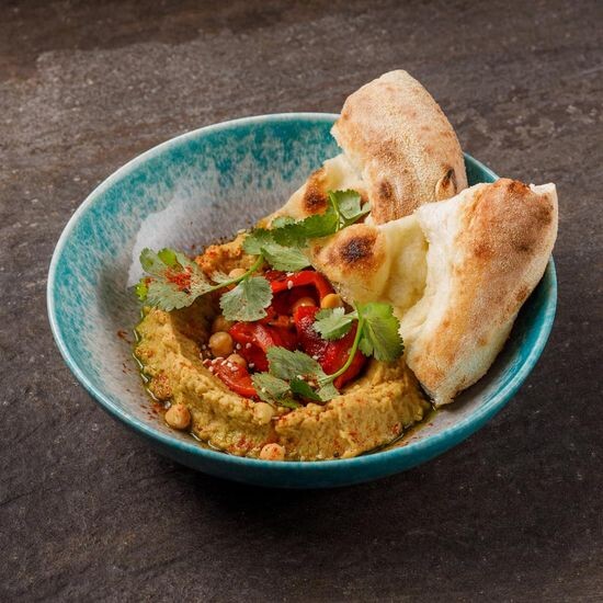 Хумус с запеченным болгарским перцем и фокаччей