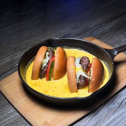 Бургер с мраморной говядиной в сырной сковороде