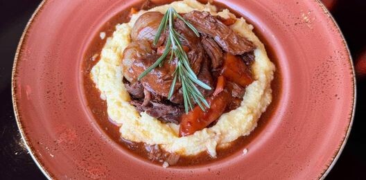 Томленая телятина с кремовой палентой