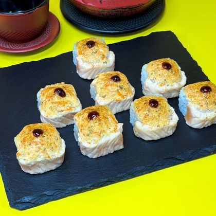 Запеченная Филадельфия по яки соусом