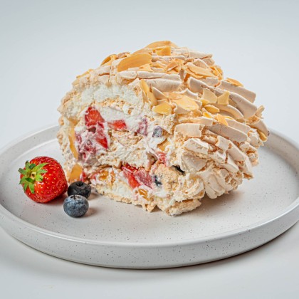 Меренговый рулет со свежими ягодами и крем-чизом