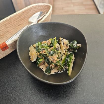 Салат с битыми огурцами в ореховом соусе