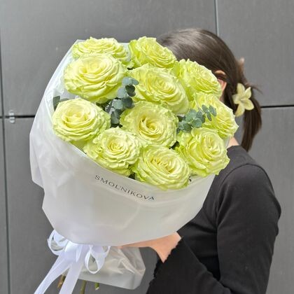 Зеленые сортовые розы в стильном оформлении