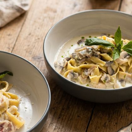 Паста с курицей и грибами