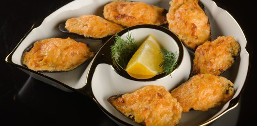 Мидии запеченные с сыром пармезан