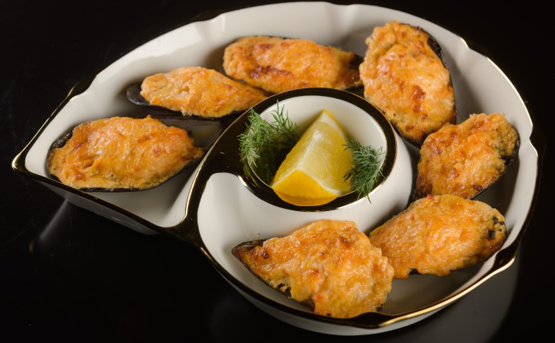 Мидии запеченные с сыром пармезан