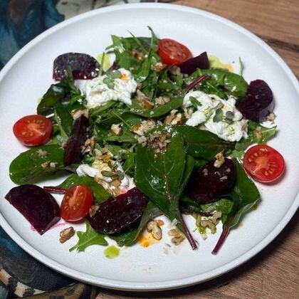 Салат с запеченной свеклой и страчателлой