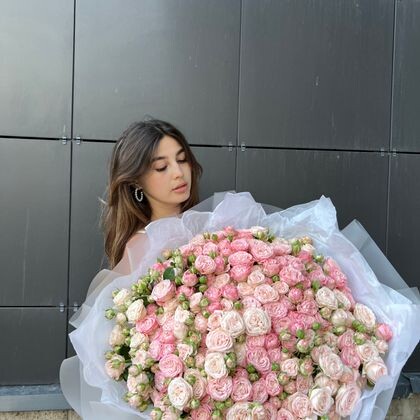 Шикарный огромный букет из 51 премиум  кустовой розы в упаковке