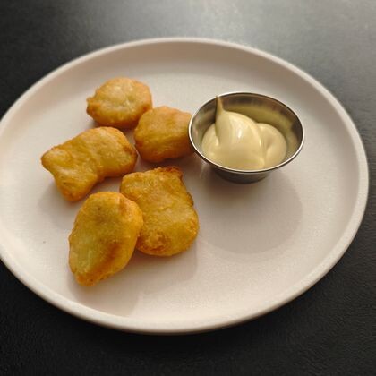 Куриные наггетсы с сырным соусом