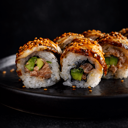 Ролл с угрем, острым тунцом и авокадо