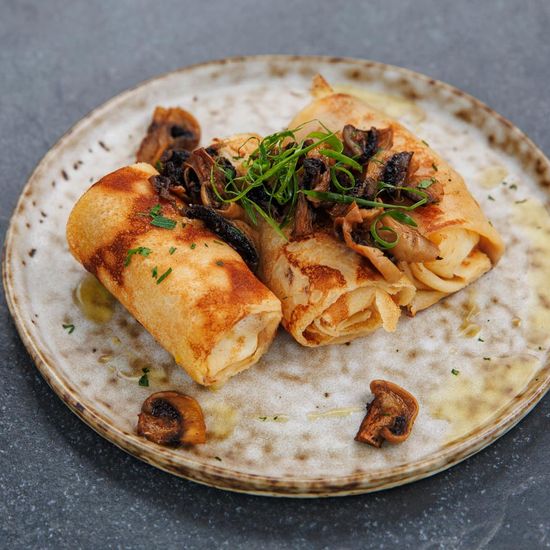 Блины с жульеном из индейки и грибов