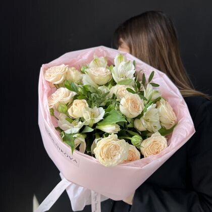 Букет из кустовых роз с альстромерией